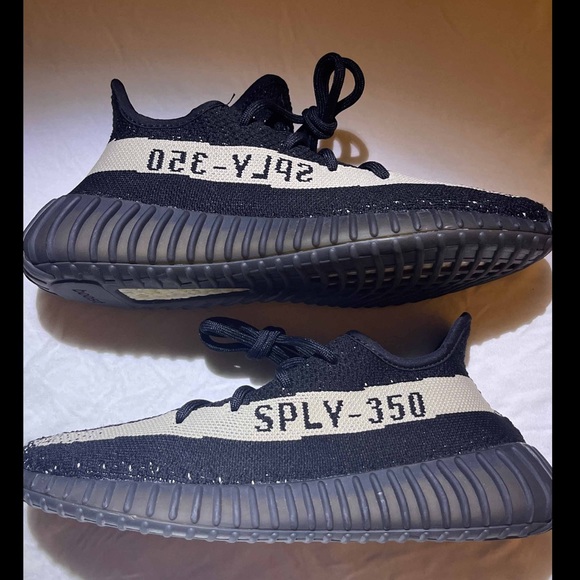 YEEZY BOOST 350 V2 ‘Oreo’ - Picture 2 of 7